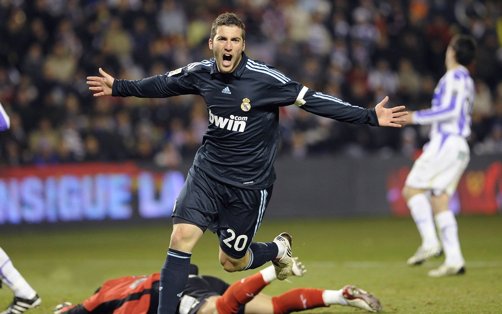 kaiyun 开云体育-马竞后卫后场解围，防守坚不可摧，马竞的左后卫